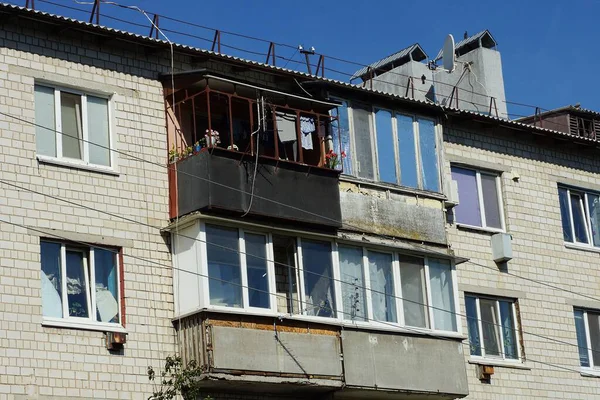 Viejos Balcones Una Pared Ladrillo Blanco Una Casa Con Ventanas — Foto de Stock