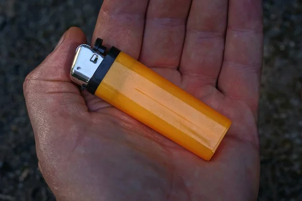 Ein Orangefarbenes Plastikfeuerzeug Ruht Auf Offener Handfläche — Stockfoto