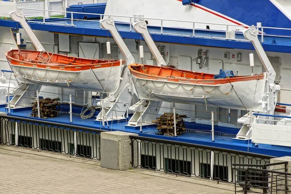 Dois Barcos Resgate Brancos Bordo Grande Navio Cruzeiro Cais — Fotografia de Stock