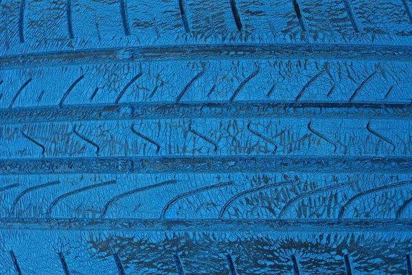 旧的带有裂缝的脏车胎的蓝色塑料纹理 — 图库照片