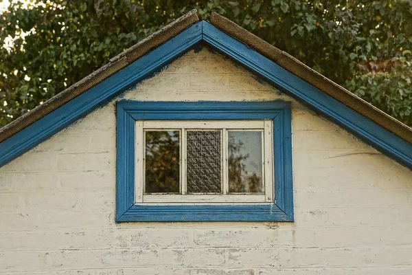 Ático Ladrillo Blanco Una Casa Rural Con Una Pequeña Ventana — Foto de Stock