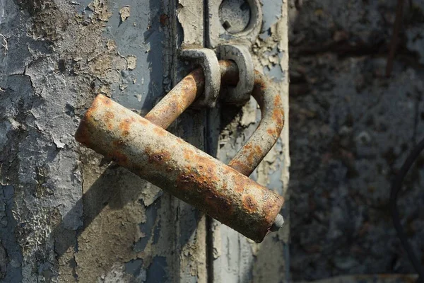 Velho Cadeado Ferro Cinzento Ferrugem Marrom Pendurado Uma Porta Metal — Fotografia de Stock