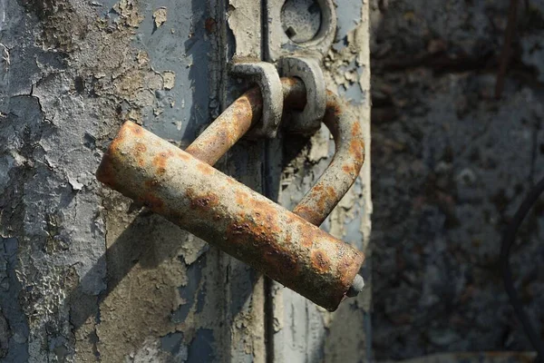 Viejo Candado Hierro Gris Óxido Marrón Colgado Una Puerta Metal — Foto de Stock