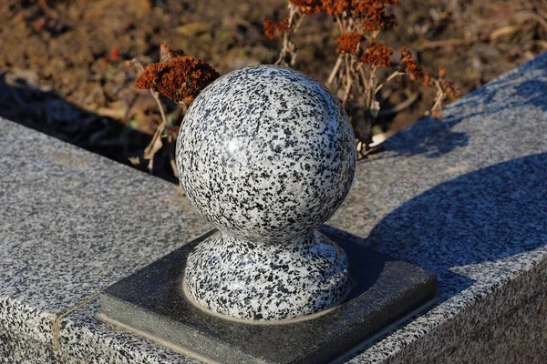 Una Bola Mármol Gris Una Valla Piedra Cementerio —  Fotos de Stock