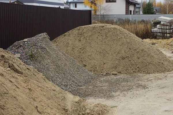 Haufen Braunen Sandes Und Grauen Schutts Auf Der Straße Nahe — Stockfoto