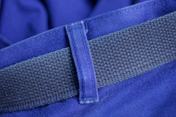 Jeden Czarny Długi Pas Niebieskimi Dżinsami — Zdjęcie stockowe