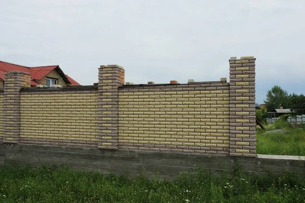 Unfinished Fence Made Brown Brick Wall Green Grass — Stock Photo, Image