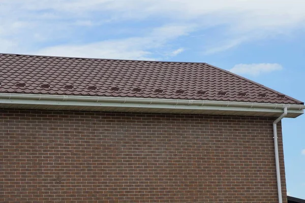 Een Deel Van Een Huis Van Een Bruine Bakstenen Muur — Stockfoto