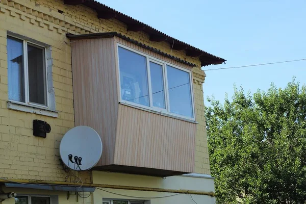 Kahverengi Kapalı Bir Balkon Sokakta Pencereleri Olan Sarı Tuğlalı Bir — Stok fotoğraf