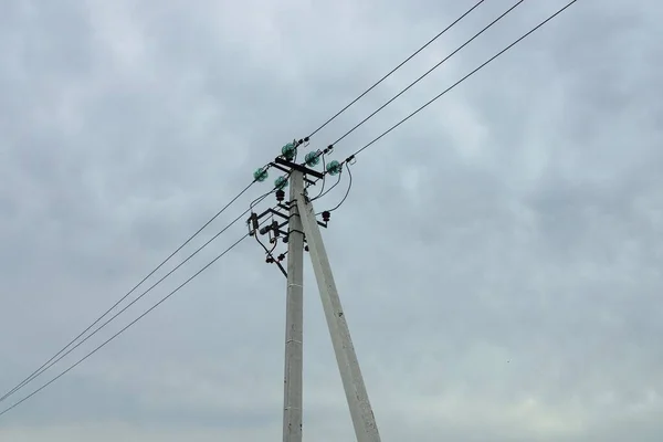 Parte Pilar Hormigón Gris Con Alambres Negros Contra Cielo Las —  Fotos de Stock