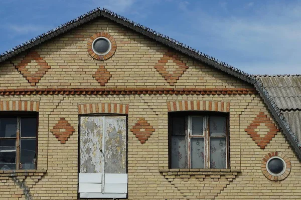 Bruine Bakstenen Zolder Van Een Landelijk Huis Met Ramen Een — Stockfoto