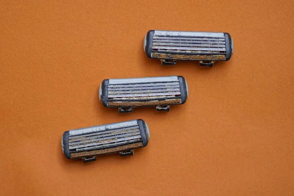 Três Cassetes Barbear Cinza Velho Sujo Jazem Uma Mesa Marrom — Fotografia de Stock