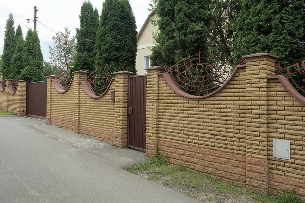 Pared Cerca Ladrillos Marrones Con Una Puerta Metal Cerrada Calle —  Fotos de Stock