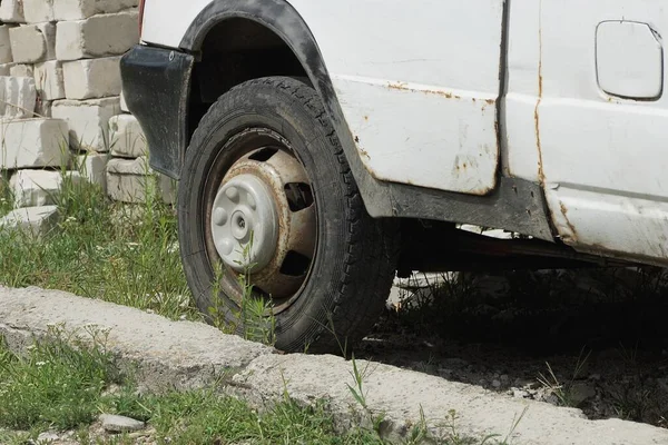 Een Deel Van Een Witte Minibus Met Een Zwart Smerig — Stockfoto