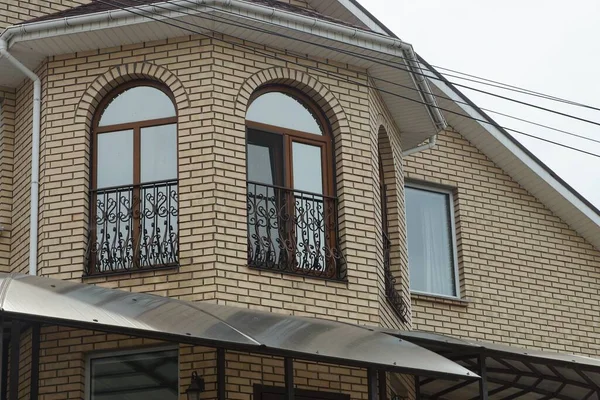 Фасад Коричневого Цегляного Будинку Вікнами Сірому Фоні Неба — стокове фото