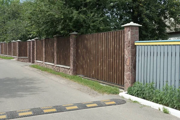 Long Brown Wooden Fence Streets Gray Asphalt Road Road Speed — Stock Photo, Image