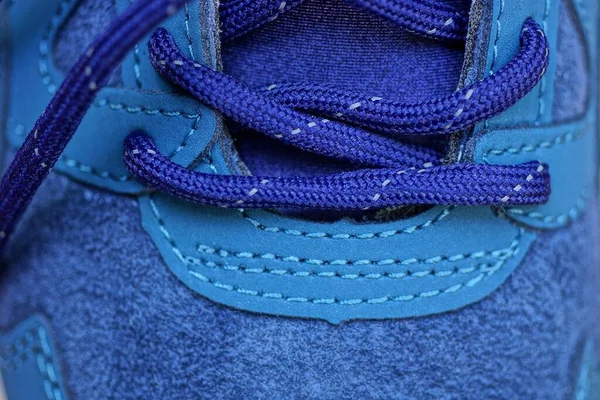 Μέρος Από Μπλε Suede Και Δερμάτινο Sneaker Μακρύ Κορδόνι — Φωτογραφία Αρχείου
