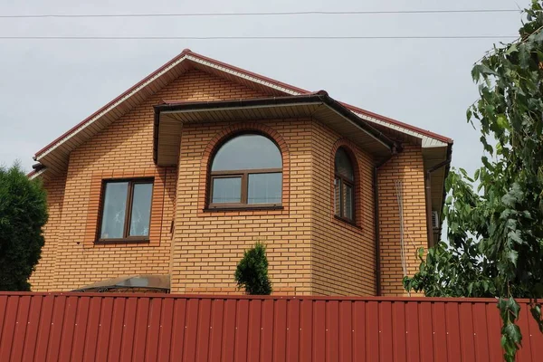 Fasada Brązowego Prywatnego Domu Oknami — Zdjęcie stockowe
