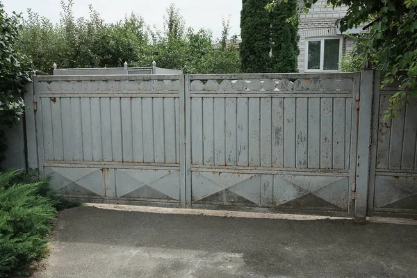 One Old Large Gray Closed Metal Gate Part Fence Street — Stock Photo, Image