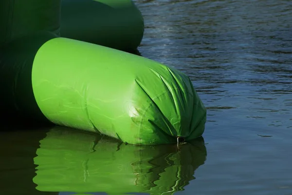 Una Bolsa Plástico Verde Grande Encuentra Agua Del Depósito —  Fotos de Stock