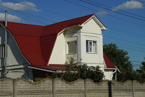 Fasada Białego Prywatnego Domu Pod Czerwonym Dachówką Ulicy Szarym Betonowym — Zdjęcie stockowe