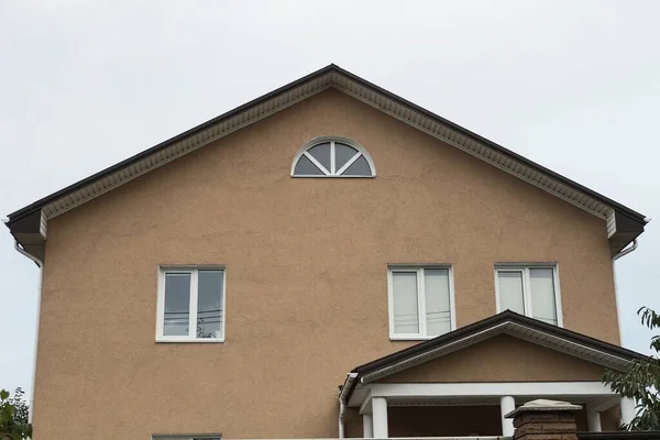 Fenêtres Sur Mur Béton Brun Une Maison Privée Contre Ciel — Photo