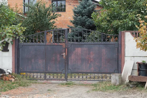 Una Puerta Cerrada Hierro Marrón Parte Una Valla Hormigón Blanco — Foto de Stock