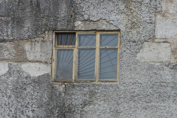 Une Vieille Grande Fenêtre Derrière Treillis Fer Sur Mur Gris — Photo