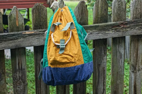 Een Gekleurde Rugzak Opknoping Grijze Houten Hek Planken Straat — Stockfoto