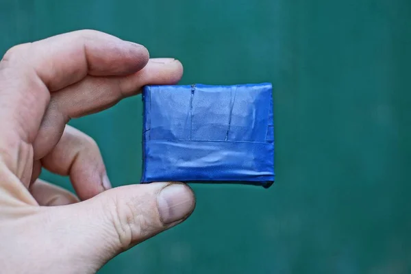 Vingers Houden Een Kleine Blauwe Doos Elektrische Tape Een Groene — Stockfoto