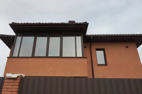 Fasad Ett Brunt Privat Hus Med Stor Inglasad Balkong — Stockfoto