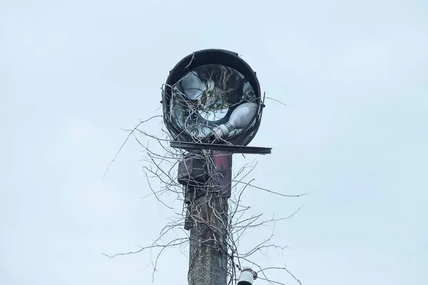 Vieux Projecteur Cassé Avec Une Lampe Blanche Sur Pilier Béton — Photo