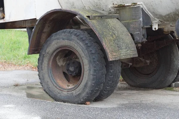 Große Schwarze Schmutzige Räder Einem Grauen Lkw Auf Der Straße — Stockfoto