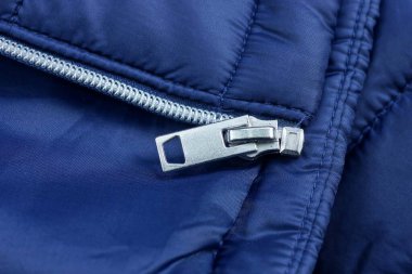 Mavi sentetik kumaş üzerinde beyaz metalik fermuar