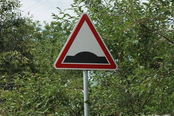 Driehoekig Verkeersbord Snelheid Hobbel Een Metalen Pilaar Groene Vegetatie Een — Stockfoto