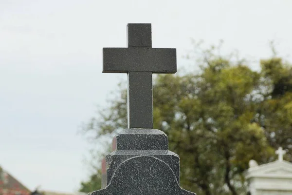 Один Черный Мраморный Крест Памятнике Могилы Кладбище Против Серых Ветвей — стоковое фото