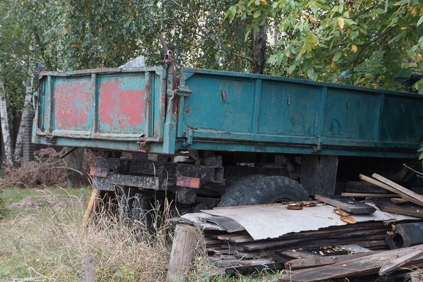 Grüne Eisenkarosserie Eines Alten Lastwagens Auf Rädern Auf Der Straße — Stockfoto