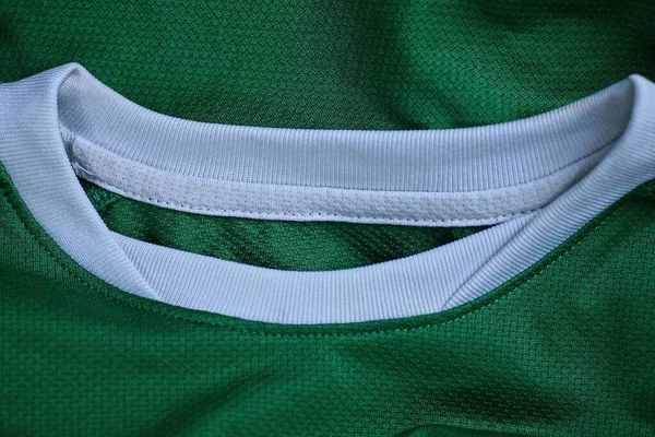 緑色の合成繊維の上に白い縞模様の布の質感が — ストック写真