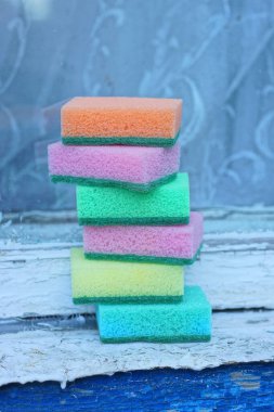 Birçok renkli sünger beyaz bir masanın üzerinde uzanıyor.
