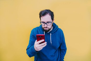 Genç bir çocuk bir şey cep telefonundan arıyor