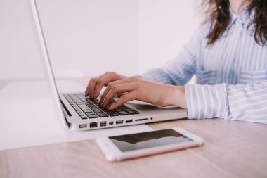 Onu laptop yazma iş kadını