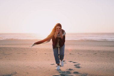 Gün batımını görmeye davet eden güzel bir kadın.