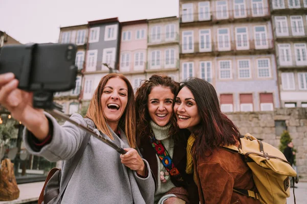 Drie vrienden die een foto maken tijdens hun reis — Stockfoto