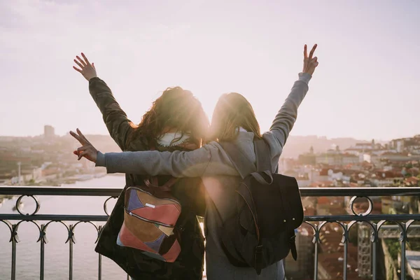 A couple of friends enjoying the sunset on the Porto Bridge — Stock Photo, Image