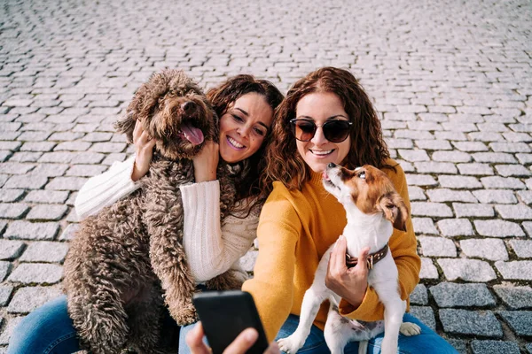 Twee Mooie Vrouwen Zitten Straat Met Hun Huisdieren Nemen Een — Stockfoto