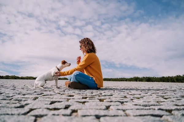 Een Mooie Vrouw Zit Met Haar Puppy Het Park Van — Stockfoto