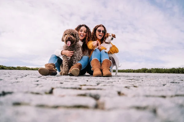 Twee Mooie Vrouwen Die Plezier Hebben Terwijl Naar Camera Kijken — Stockfoto