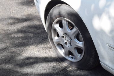düz lastik beyaz Mercedes