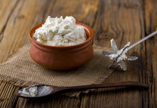 Ev yapımı beyaz tereyağı