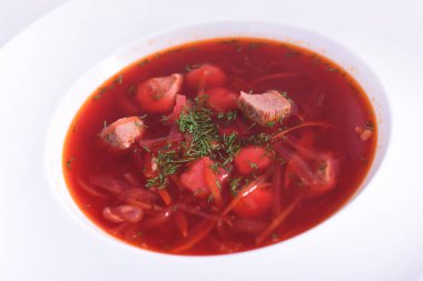 Borsch-beyaz arka planda geleneksel Ukraynalı ve Rus Pancar çorbası.